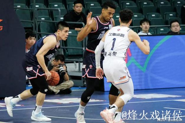 曝广州男篮将陈盈骏和祝铭震摆上货架 曝广州男篮将陈盈骏和祝铭震摆上货架